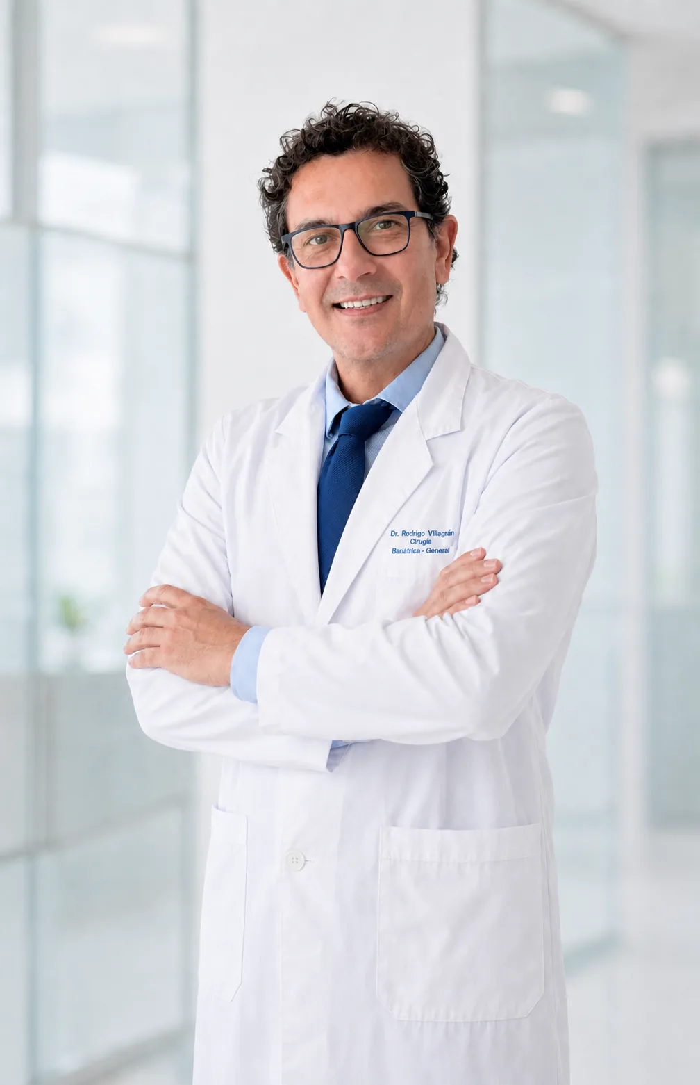 Retrato profesional del Dr. Rodrigo Villagrán Morales con brazos cruzados