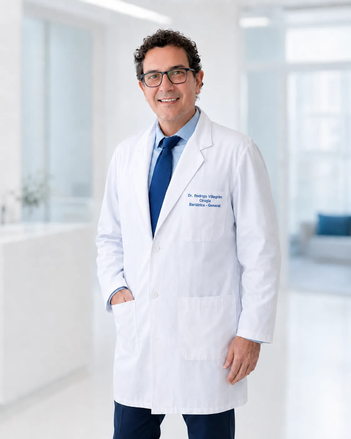Retrato profesional de cuerpo completo del Dr. Rodrigo Villagrán Morales